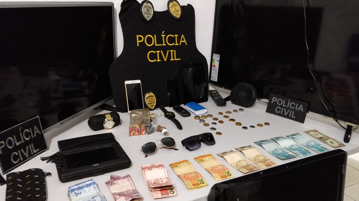 Material apreendido durante a ação da Polícia Civil