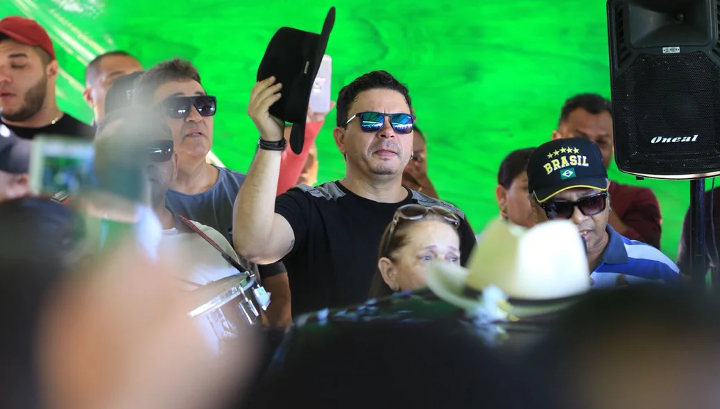 Muita emoção no velório do cantor Cizinho