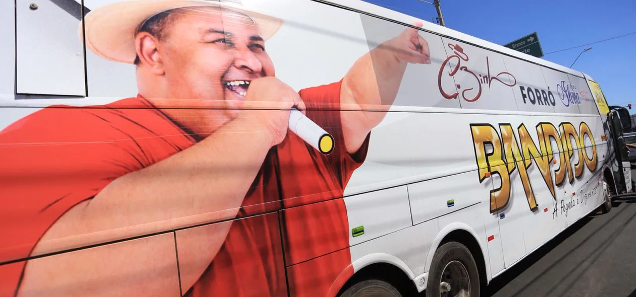 Ônibus da  banda Cizinho e Forró Bandido