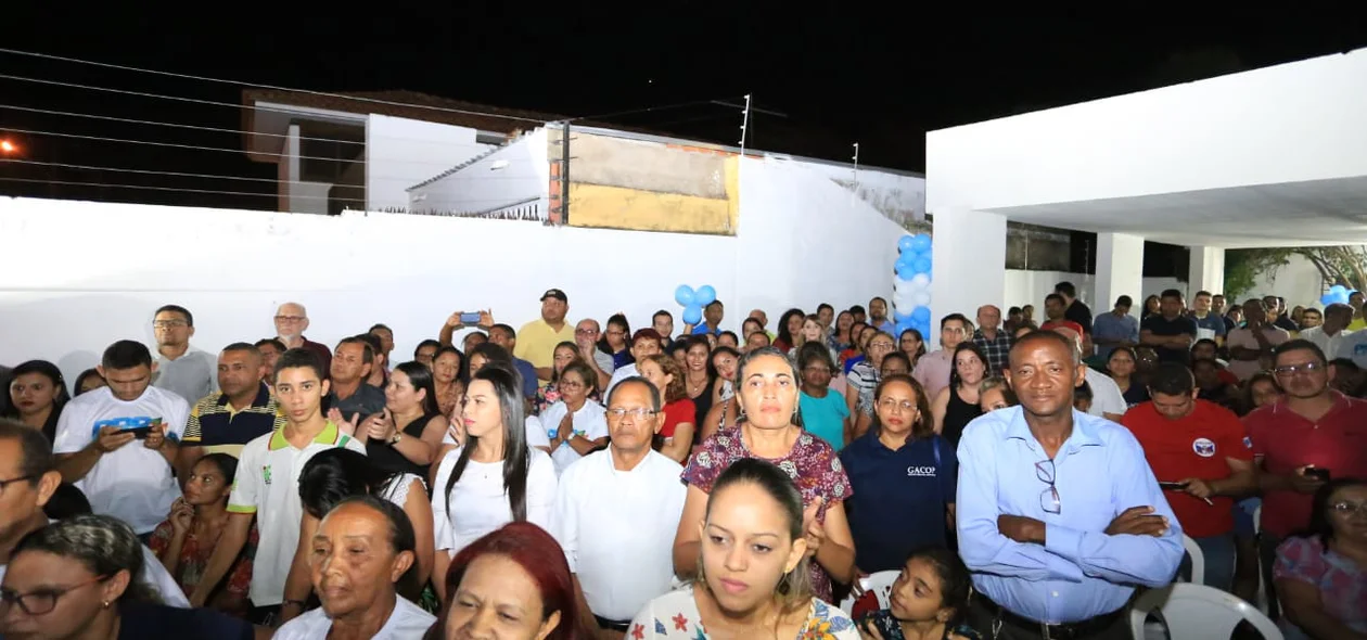 Pessoas na inauguração da sede do PRB