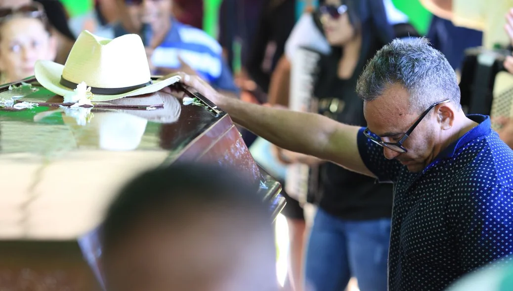 Sepultamento de Cizinho foi marcado por muita emoção
