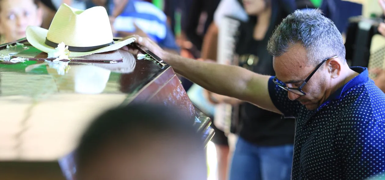 Sepultamento de Cizinho foi marcado por muita emoção