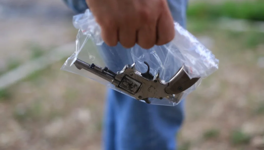 Arma encontrada junto ao corpo do rapaz