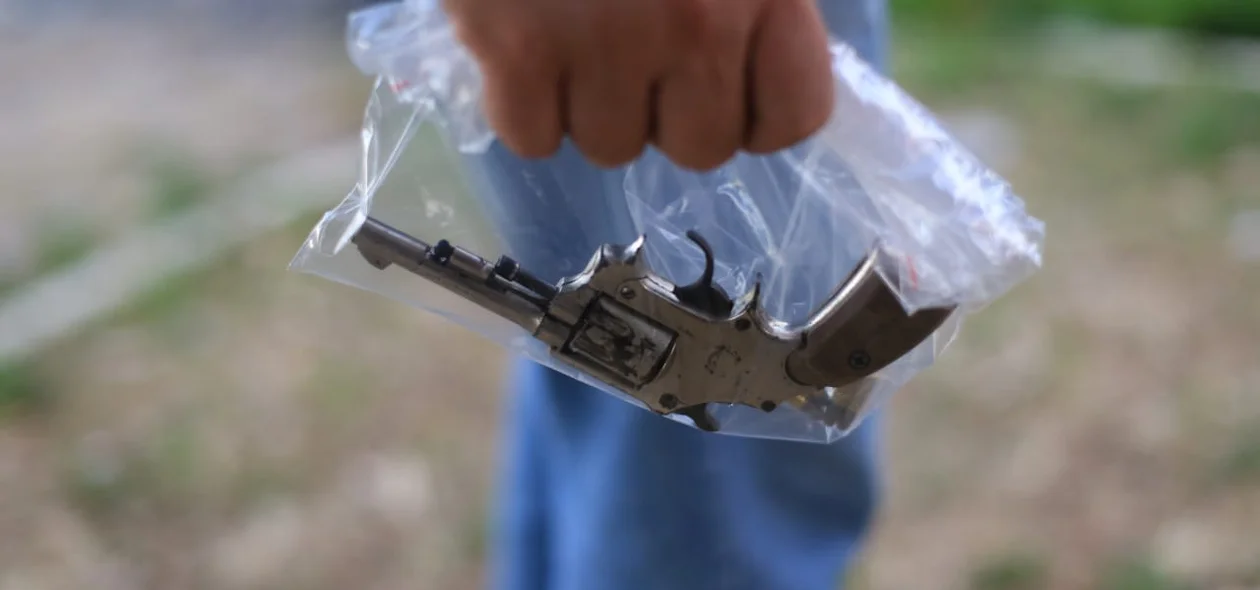 Arma encontrada junto ao corpo do rapaz