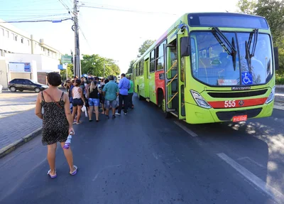Curiosos se aglomeraram no local do acidente