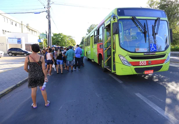 Curiosos se aglomeraram no local do acidente