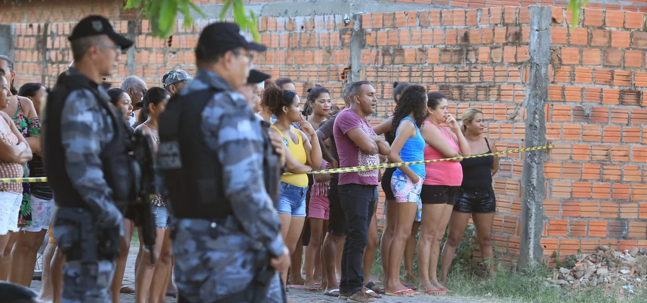 Curiosos se aglomeraram no local