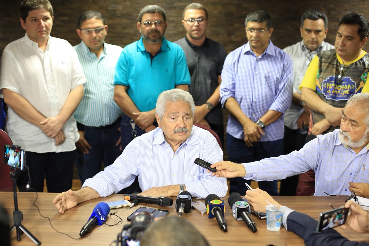 Elmano Férrer durante coletiva de imprensa