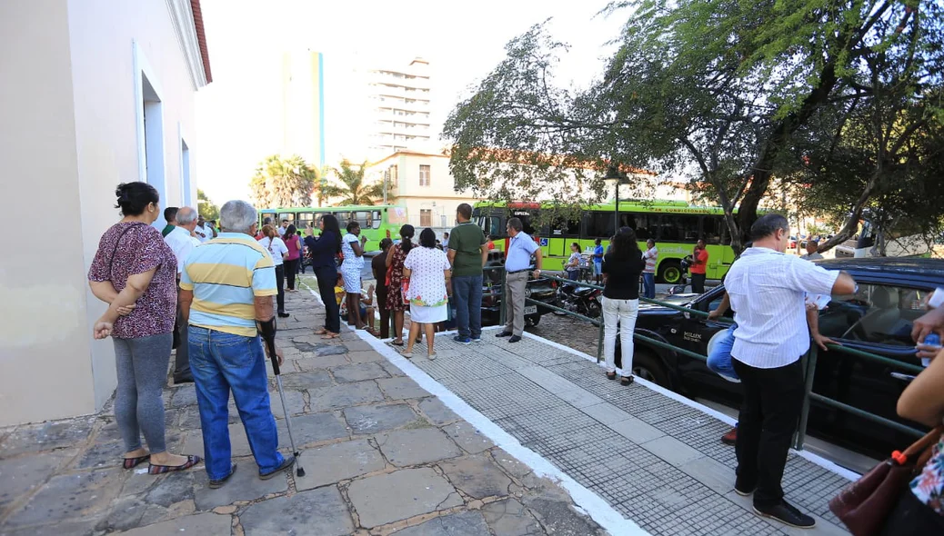 Fiéis aguardam inicio da carreata 