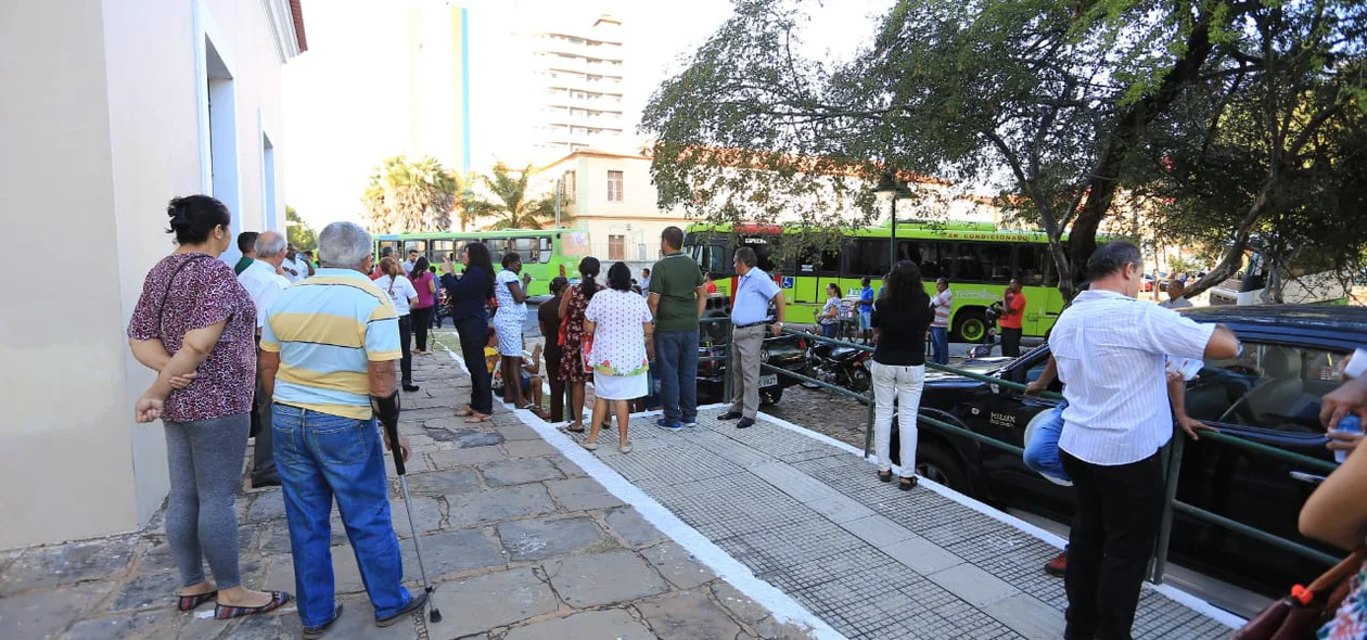 Fiéis aguardam inicio da carreata 