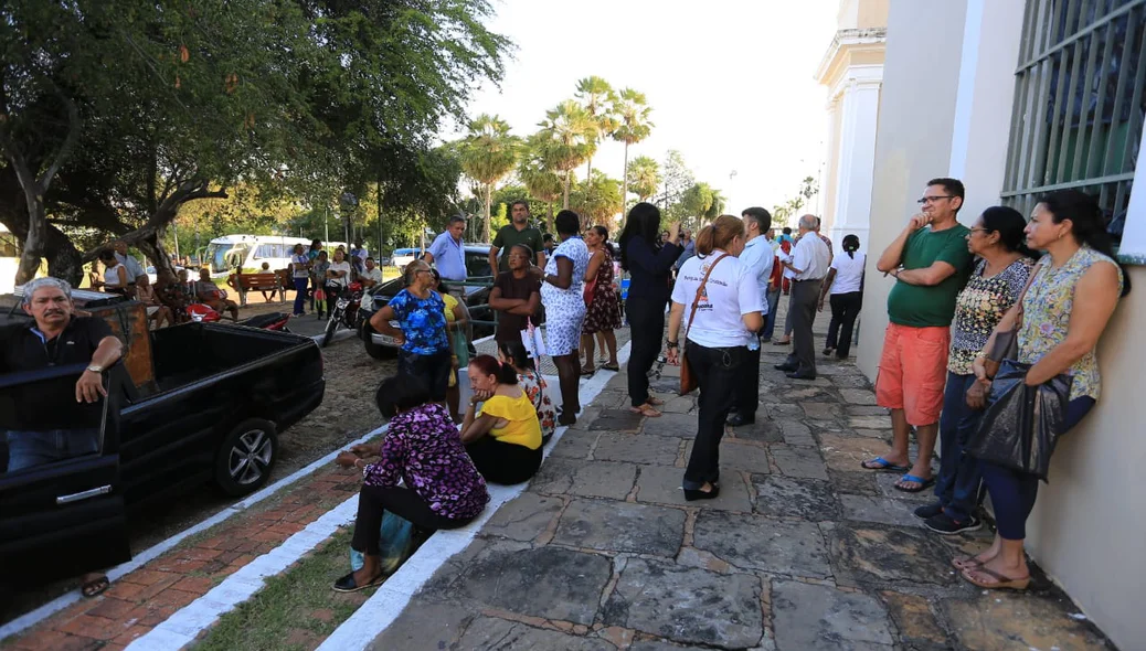 Fiéis aguardam na Igreja São Benedito 