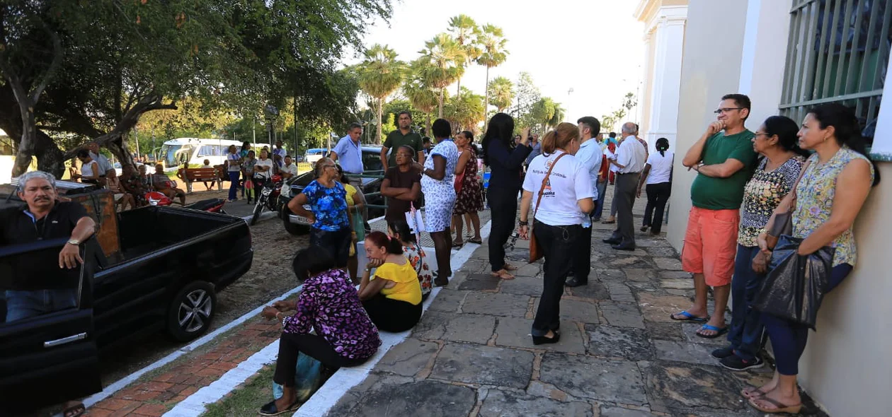 Fiéis aguardam na Igreja São Benedito 