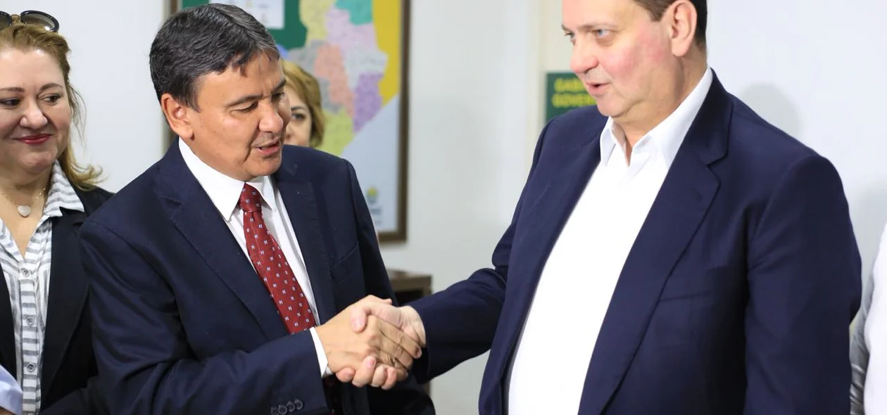 Governador Wellington Dias cumprimenta o ministro Gilberto Kassab