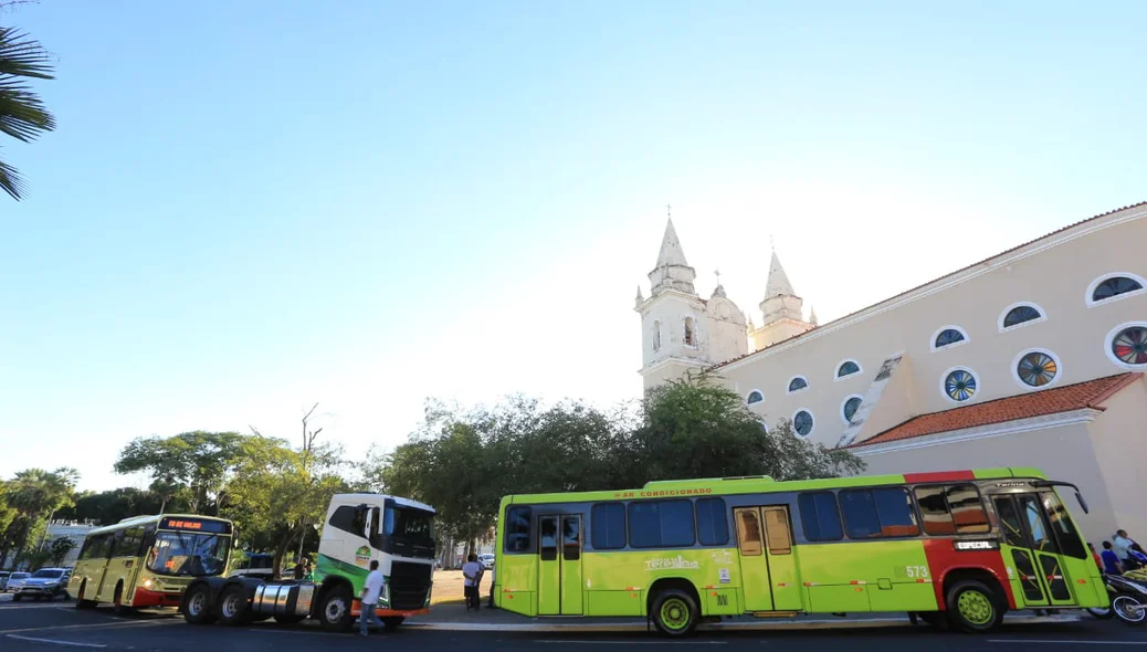 Ônibus presentes na carreata 