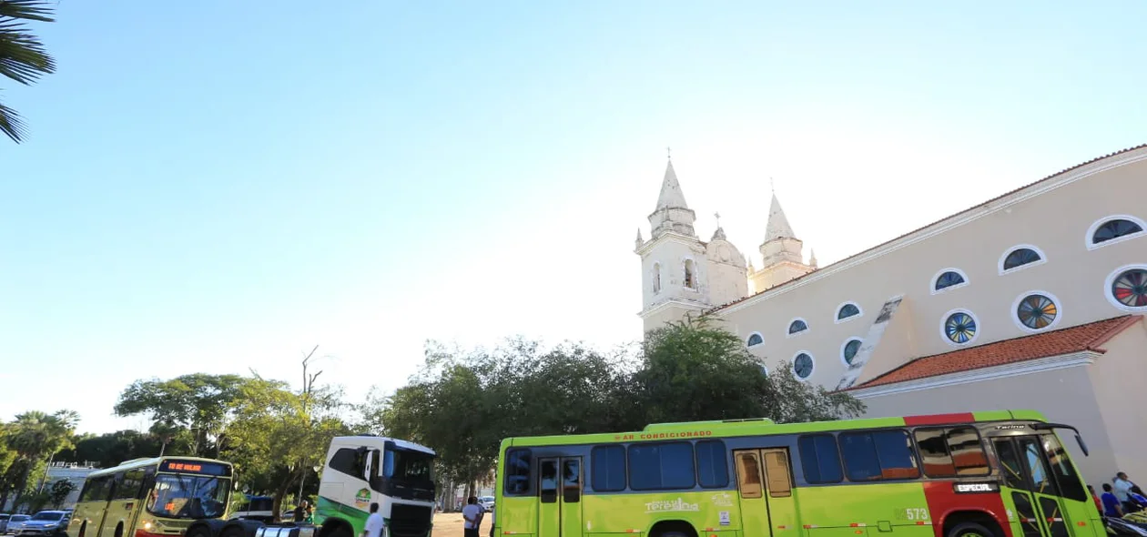 Ônibus presentes na carreata 
