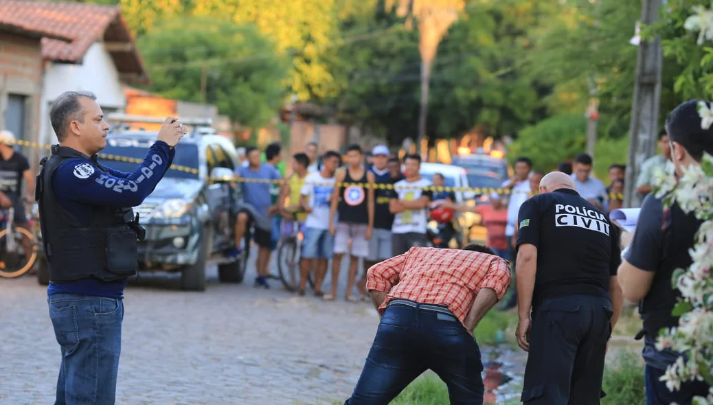 Policiais do DHPP e perícia criminal