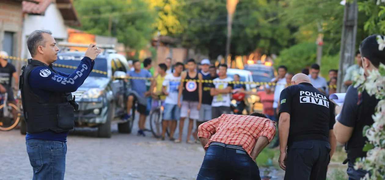 Policiais do DHPP e perícia criminal