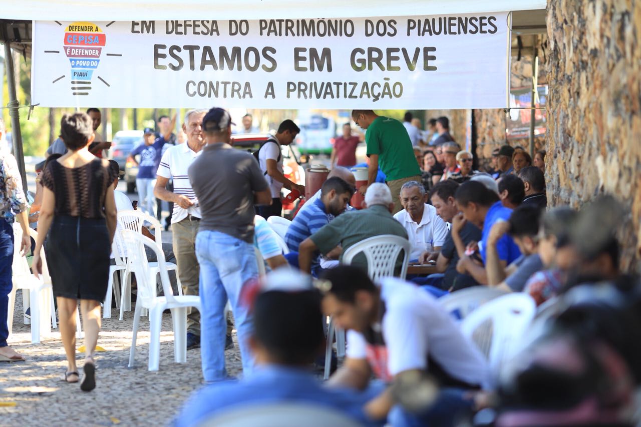 Trabalhadores param atividades em protesto contra a privatização da Cepisa