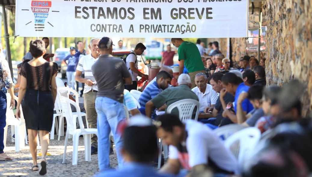 Trabalhadores param atividades em protesto contra a privatização da Cepisa