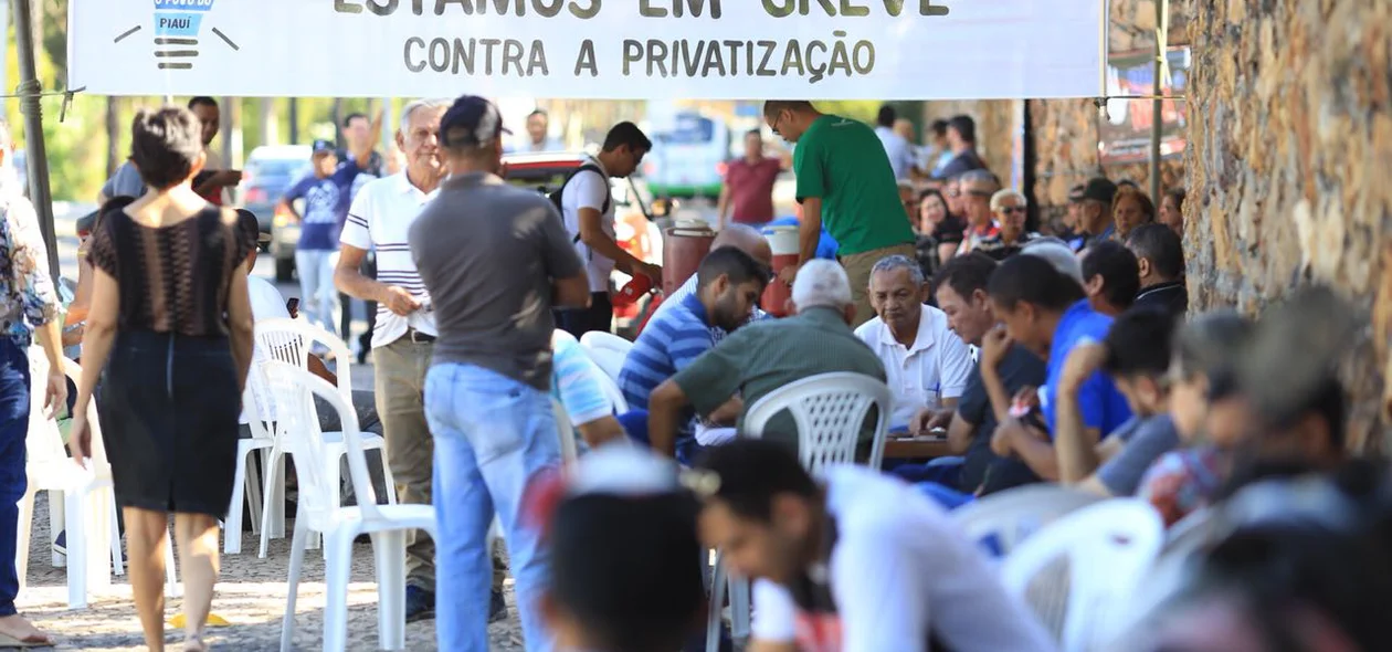 Trabalhadores param atividades em protesto contra a privatização da Cepisa