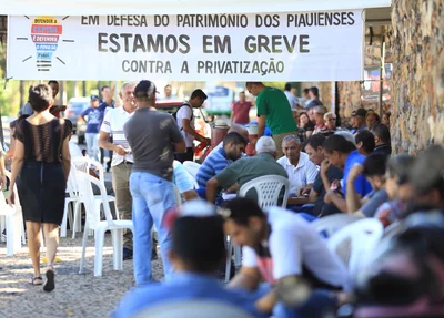 Trabalhadores param atividades em protesto contra a privatização da Cepisa