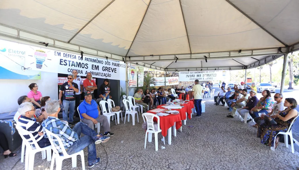 Trabalhadores realizam protesto contra a privatização da Cepisa
