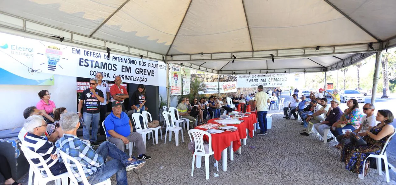 Trabalhadores realizam protesto contra a privatização da Cepisa