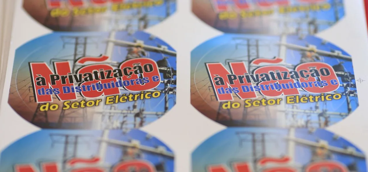 Trabalhadores se reúnem em protesto contra a privatização da Cepisa