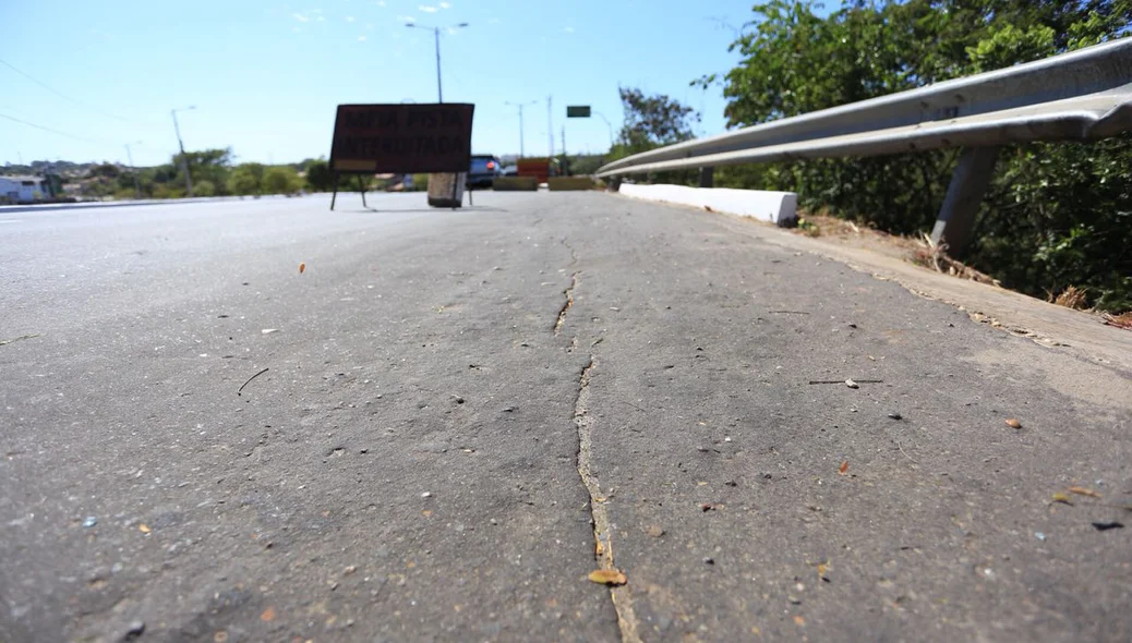 Trinca na pavimentação 