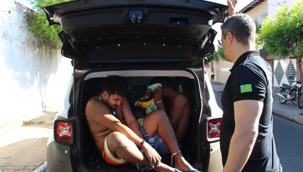 Presos sendo encaminhados para a Polinter