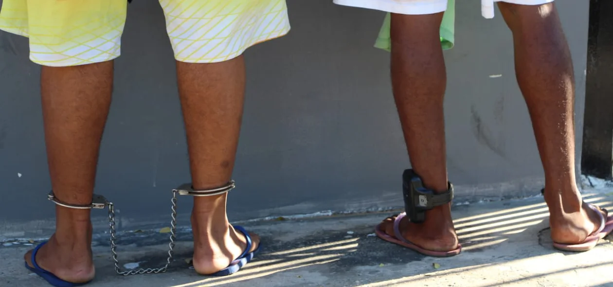 Um dos presos usa tornozeleira eletrônica