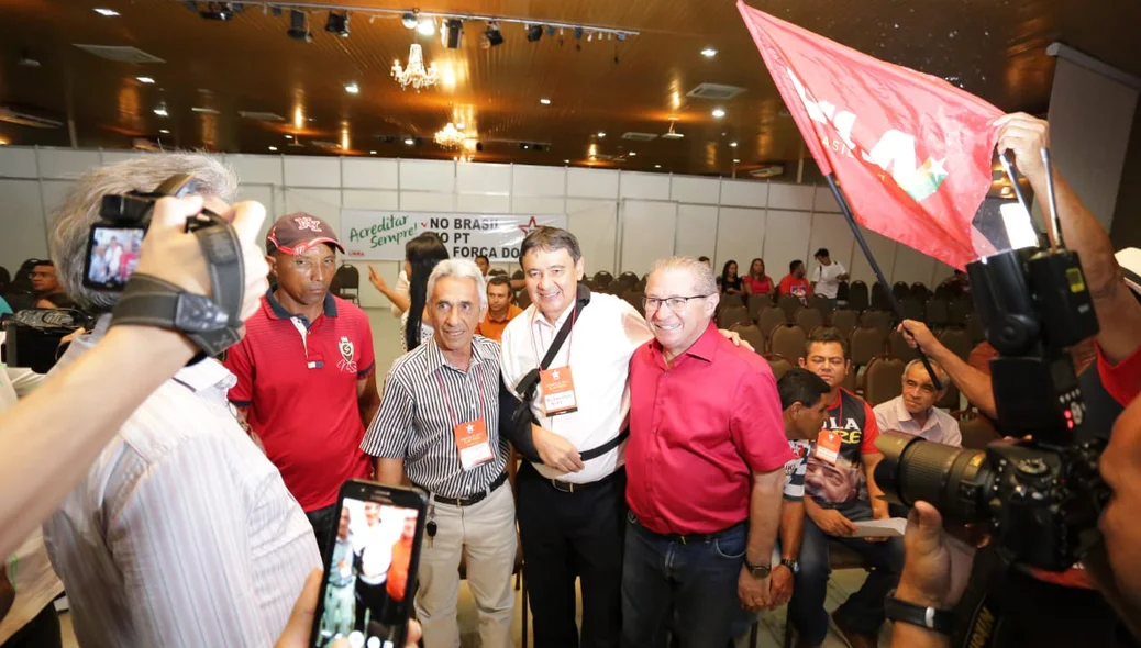 Governador Wellington Dias ao lado de Assis Carvalho e membro do PT