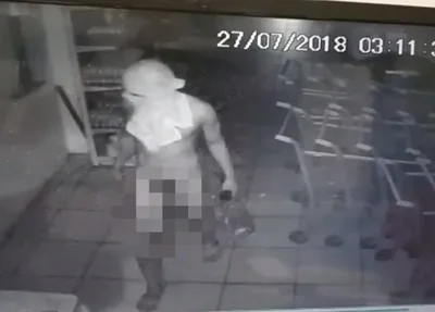 Bandido é flagrado nu furtando supermercado em Oeiras