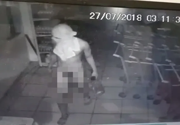Bandido é flagrado nu furtando supermercado em Oeiras