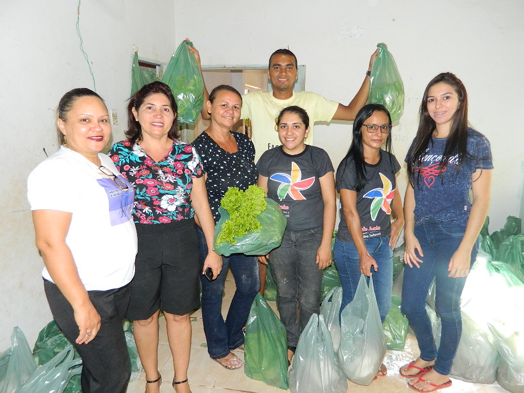 Famílias recebem alimentos em Picos 