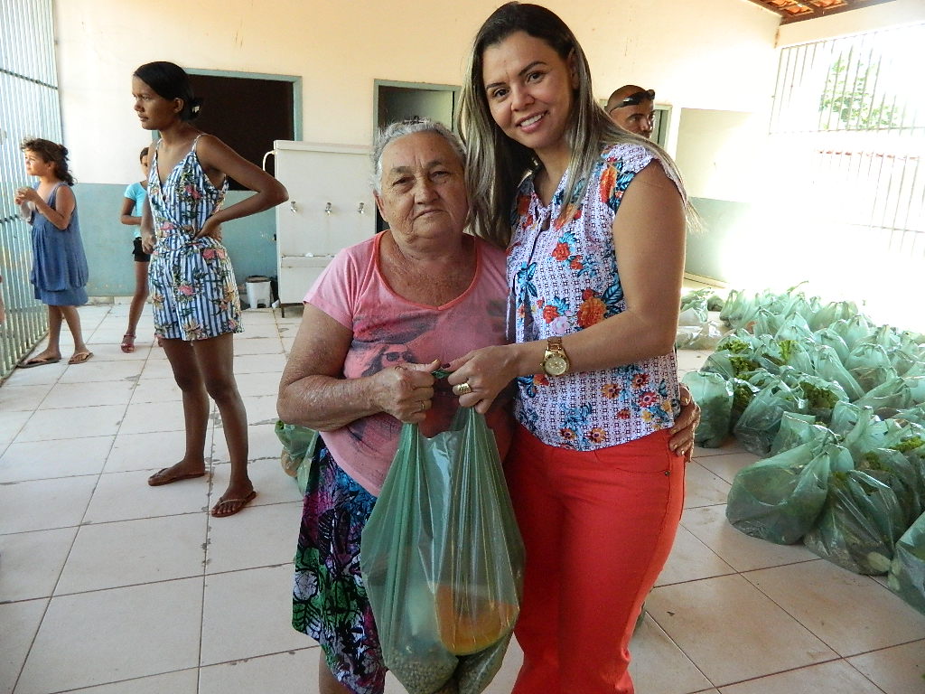 Famílias recebem doação em Picos