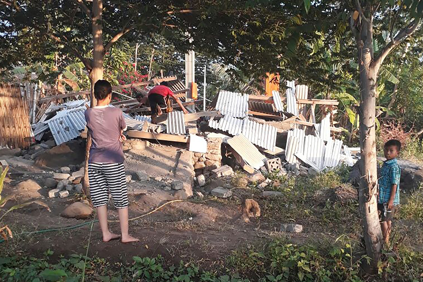 Destruição após terremoto na Indonésia