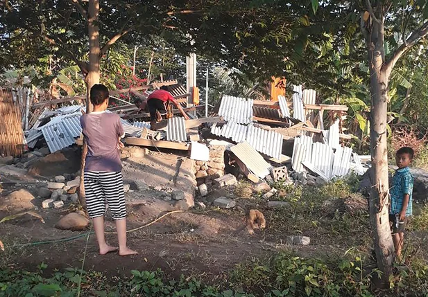 Destruição após terremoto na Indonésia