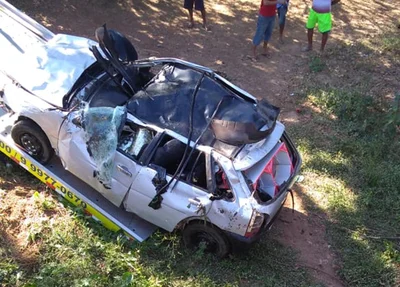 O carro ficou destruído com a queda
