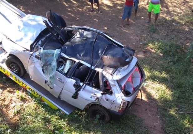 O carro ficou destruído com a queda