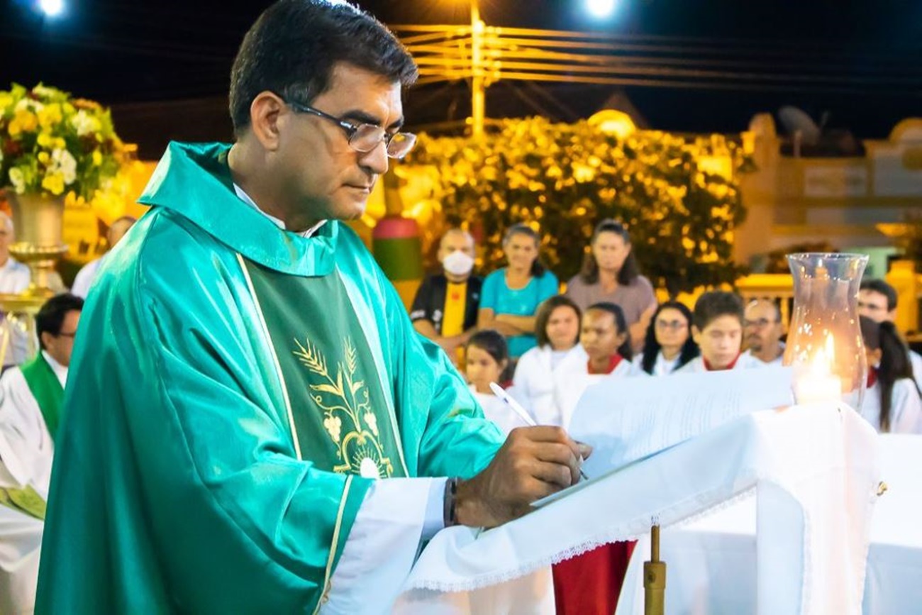 Padre Gregório assina livro de posse