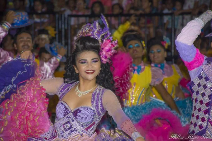 Jovem animada nas quadrilhas juninas