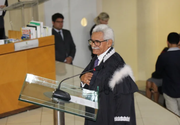 Juramento do juiz Antônio Soares dos Santos em posse no TRE