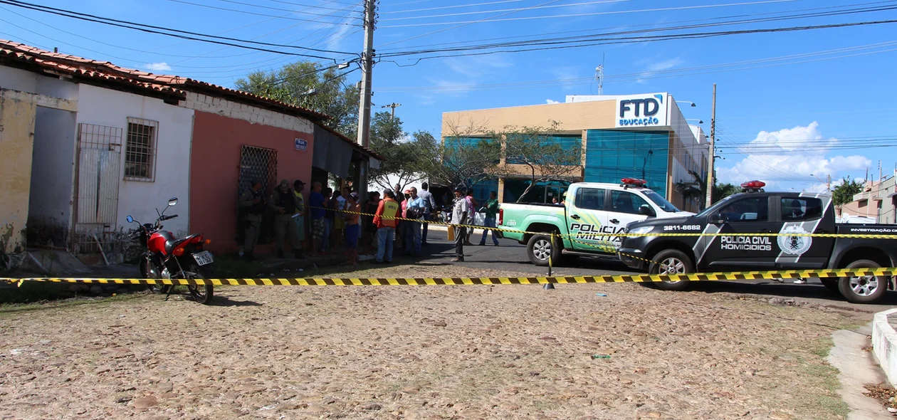 Polícia Civil e Militar no local do crime 
