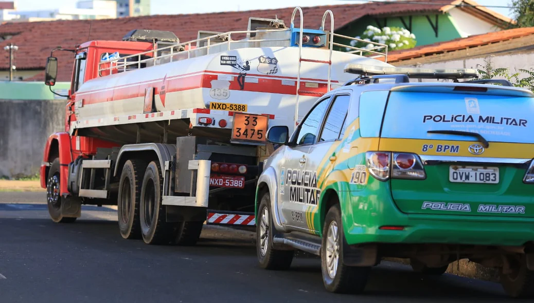 Caminhão e carro da Polícia Militar