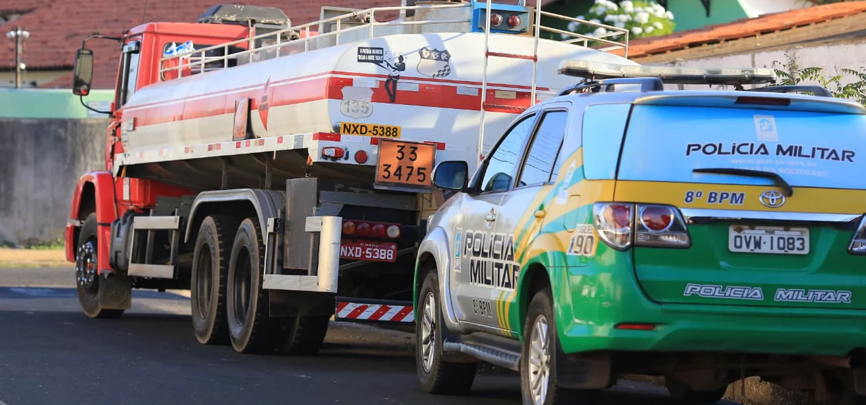 Caminhão e carro da Polícia Militar