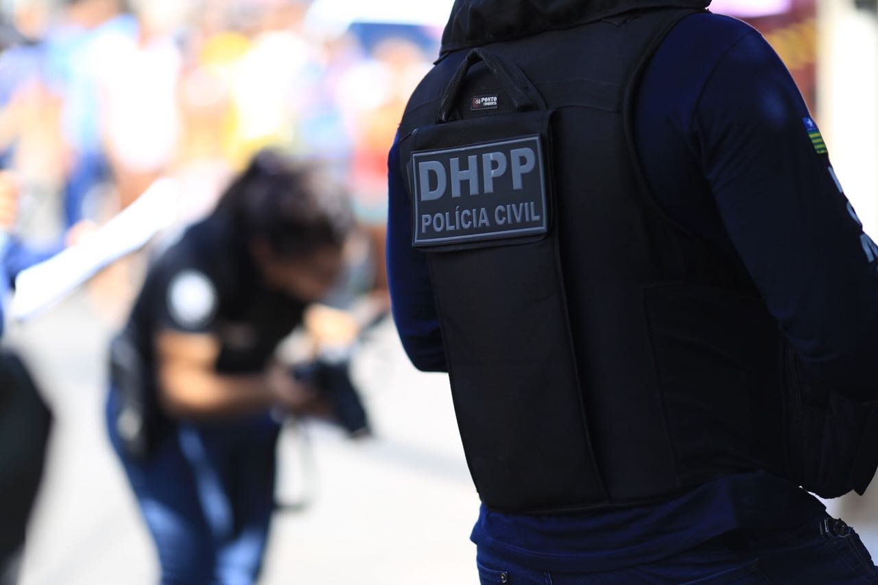 Perícia examina o corpo da vítima 