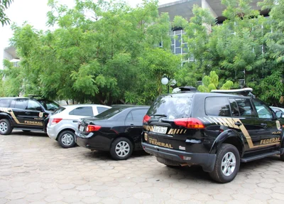 Carros da Polícia Federal na Secretaria de Educação do Piauí