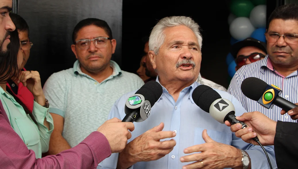 Emano concede entrevista aos jornalistas após anúncio 