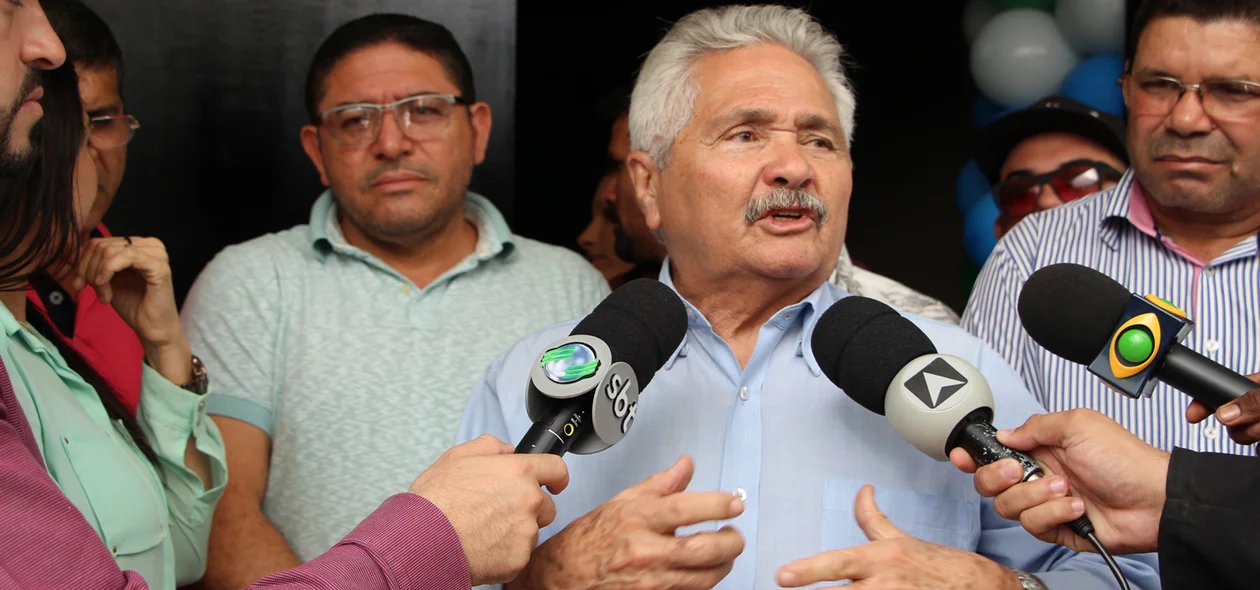 Emano concede entrevista aos jornalistas após anúncio 